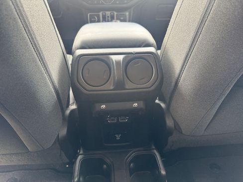 Used 2025 Jeep Wrangler Sahara image 23