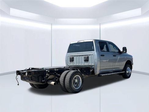 Used 2024 RAM 3500 Tradesman w/ Chrome Appearance Group AWD/4WD image 8