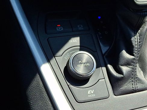 Used 2021 Toyota RAV4 XLE w/ Convenience Package image 25