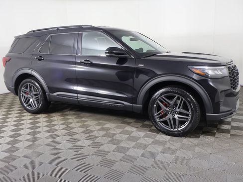 Used 2025 Ford Explorer ST-Line w/ ST-Line Street Pack AWD/4WD image 18