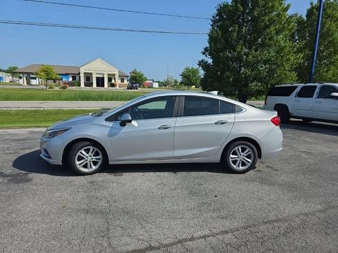 Used 2017 Chevrolet Cruze LT w/ LT Convenience Package FWD image 2