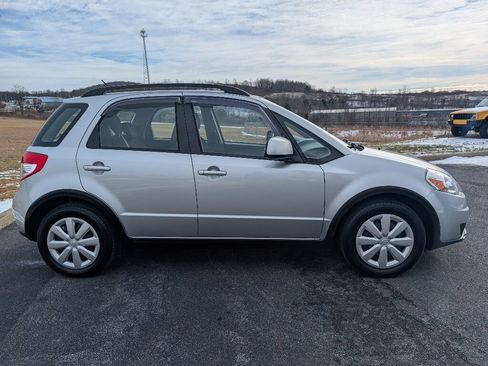 Used 2011 Suzuki SX4 AWD Hatchback image 3