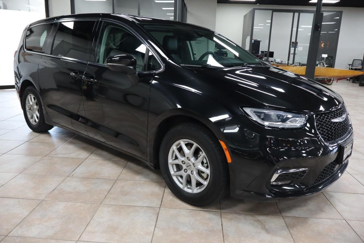 Used 2023 Chrysler Pacifica Touring-L FWD image 8