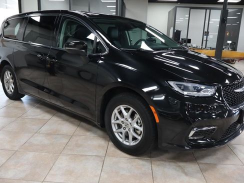 Used 2023 Chrysler Pacifica Touring-L FWD image 8