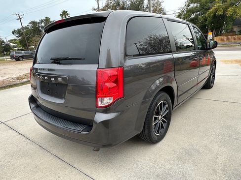 Used 2017 Dodge Grand Caravan SE image 5
