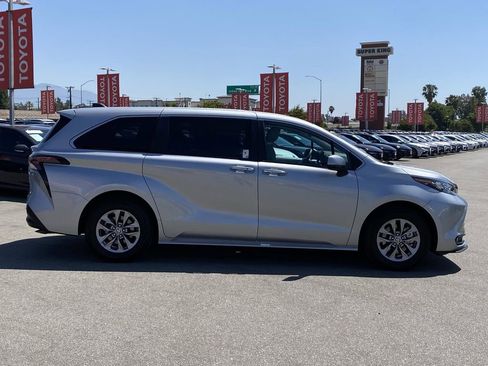 Certified 2025 Toyota Sienna XLE FWD image 42
