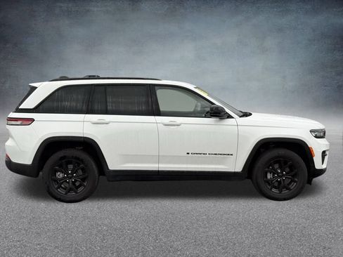 Used 2024 Jeep Grand Cherokee Altitude image 2