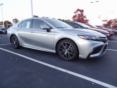 Used 2024 Toyota Camry SE image 4