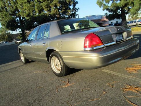 Used 2000 Ford Crown Victoria LX image 4