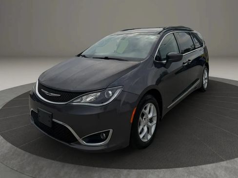 Used 2017 Chrysler Pacifica Touring-L w/ Tire & Wheel Group FWD image 3