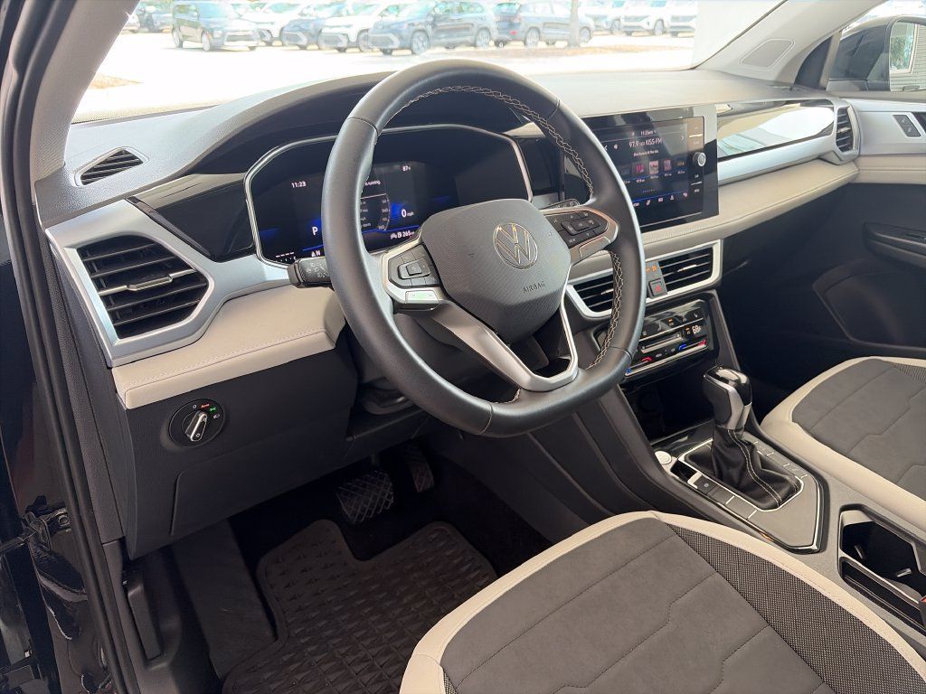 Certified 2025 Volkswagen Taos SE FWD image 13