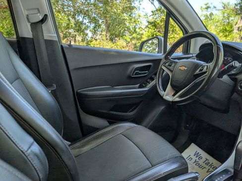 Used 2019 Chevrolet Trax LT w/ LT Convenience Package FWD image 14