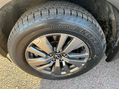 Used 2025 Nissan Pathfinder SV image 30