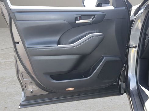 Used 2021 Toyota Highlander XLE FWD image 9