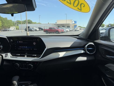 Used 2025 Chevrolet Trax LT w/ LT Convenience Package FWD image 19