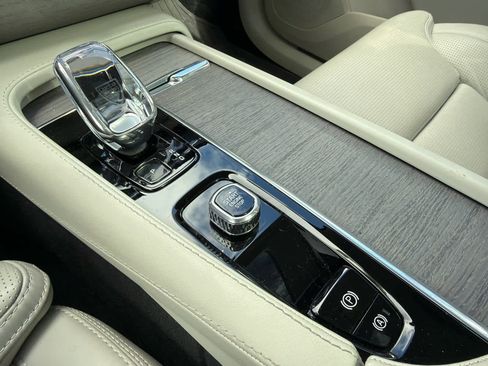 Certified 2024 Volvo XC90 T8 Ultimate w/ Protection Package Premier image 28