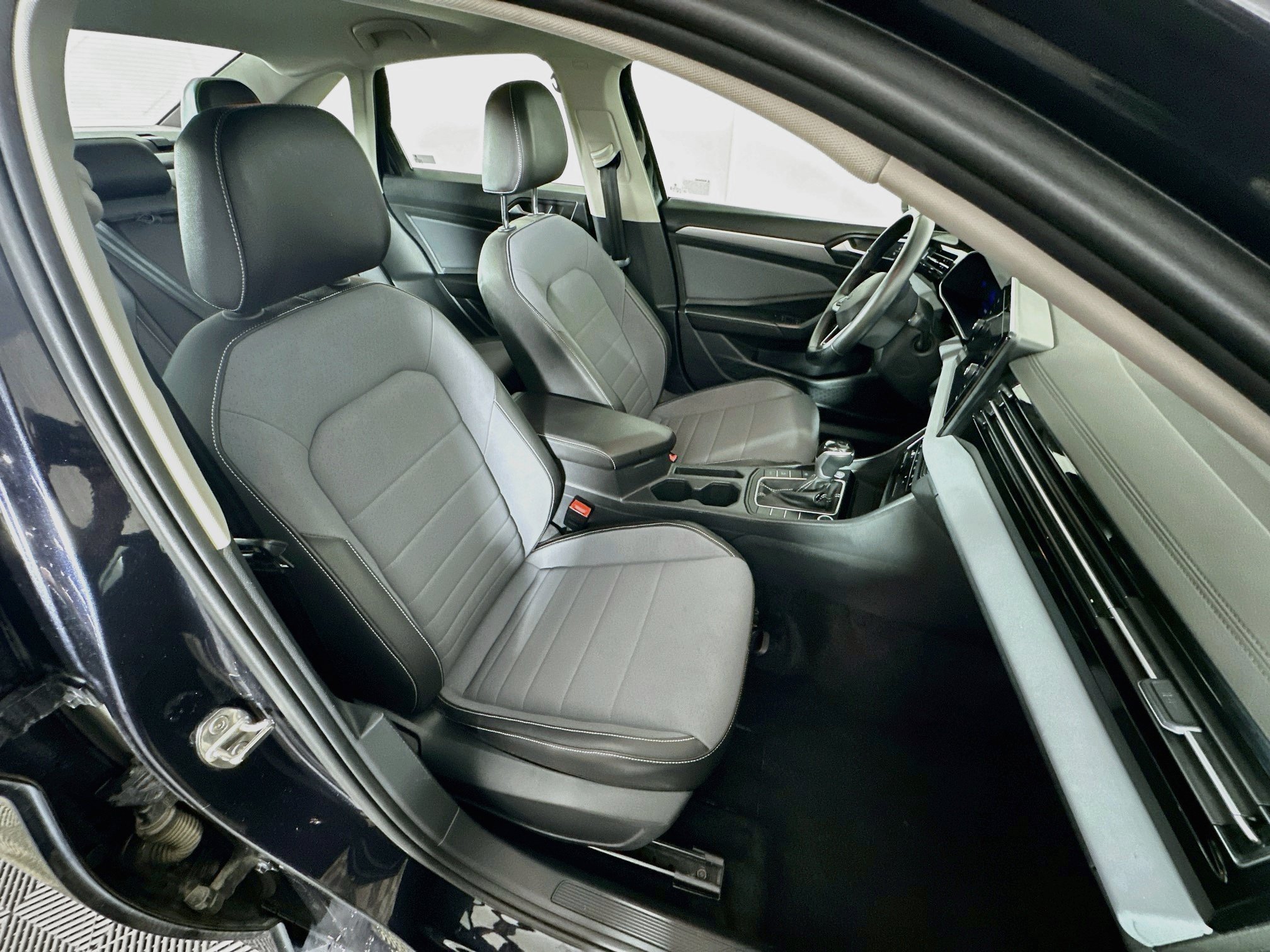 Used 2025 Volkswagen Jetta SE FWD image 30