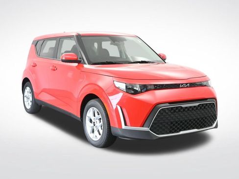 Used 2025 Kia Soul LX w/ LX Technology Package FWD image 3