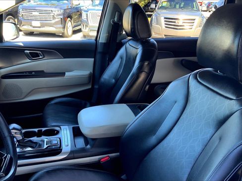 Used 2024 Kia Carnival LX image 26