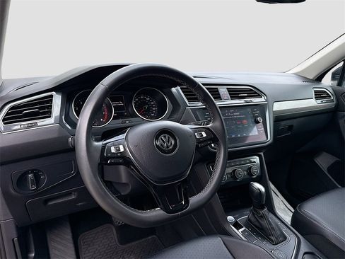 Used 2021 Volkswagen Tiguan SE w/ Panoramic Sunroof Package image 10