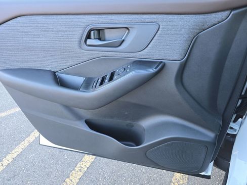 Used 2023 Nissan Rogue S image 30