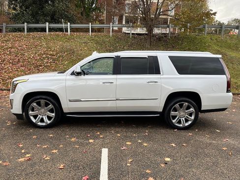 Used 2020 Cadillac Escalade ESV Premium Luxury image 24