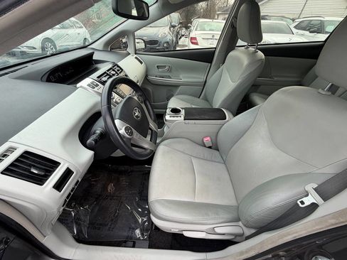 Used 2013 Toyota Prius V Five image 14