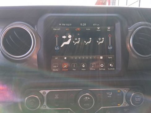 Used 2022 Jeep Wrangler Unlimited Sahara AWD/4WD image 13