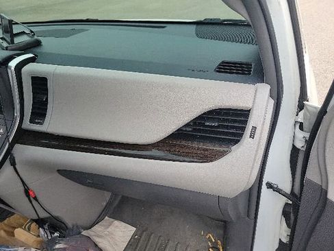 Used 2017 Toyota Sienna XLE w/ XLE Navigation Package FWD image 9