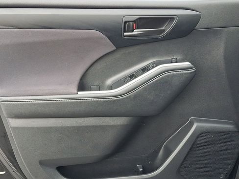 Used 2024 Toyota Highlander LE AWD/4WD image 13