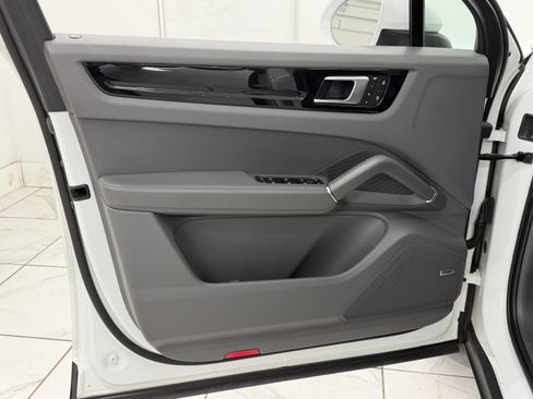 Certified 2023 Porsche Cayenne AWD/4WD image 28