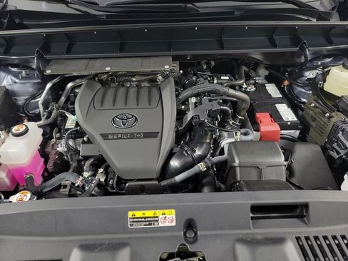 Used 2024 Toyota Highlander XLE AWD/4WD image 13