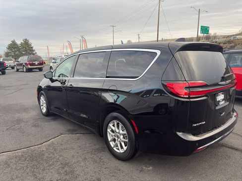 Used 2024 Chrysler Pacifica Touring-L image 10