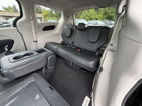 Used 2017 Chrysler Pacifica Touring-L w/ Tire & Wheel Group FWD image 20
