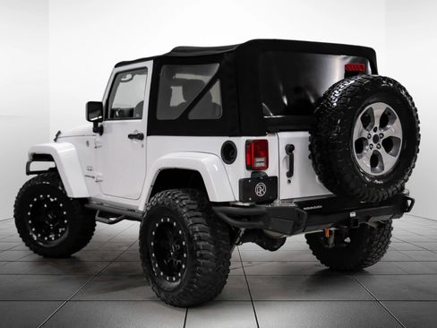 Used 2018 Jeep Wrangler Sahara w/ Connectivity Group AWD/4WD image 10