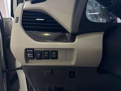 Used 2016 Toyota Sienna XLE w/ XLE Navigation Package FWD image 14