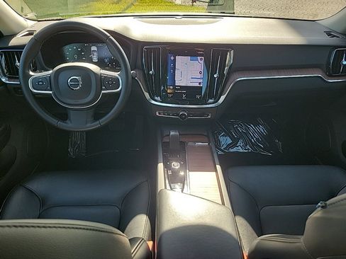 Used 2022 Volvo S60 B5 Momentum w/ Premium Package image 9