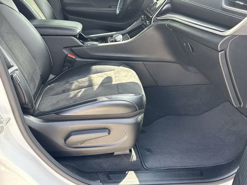 Used 2022 Jeep Grand Cherokee L Laredo image 14