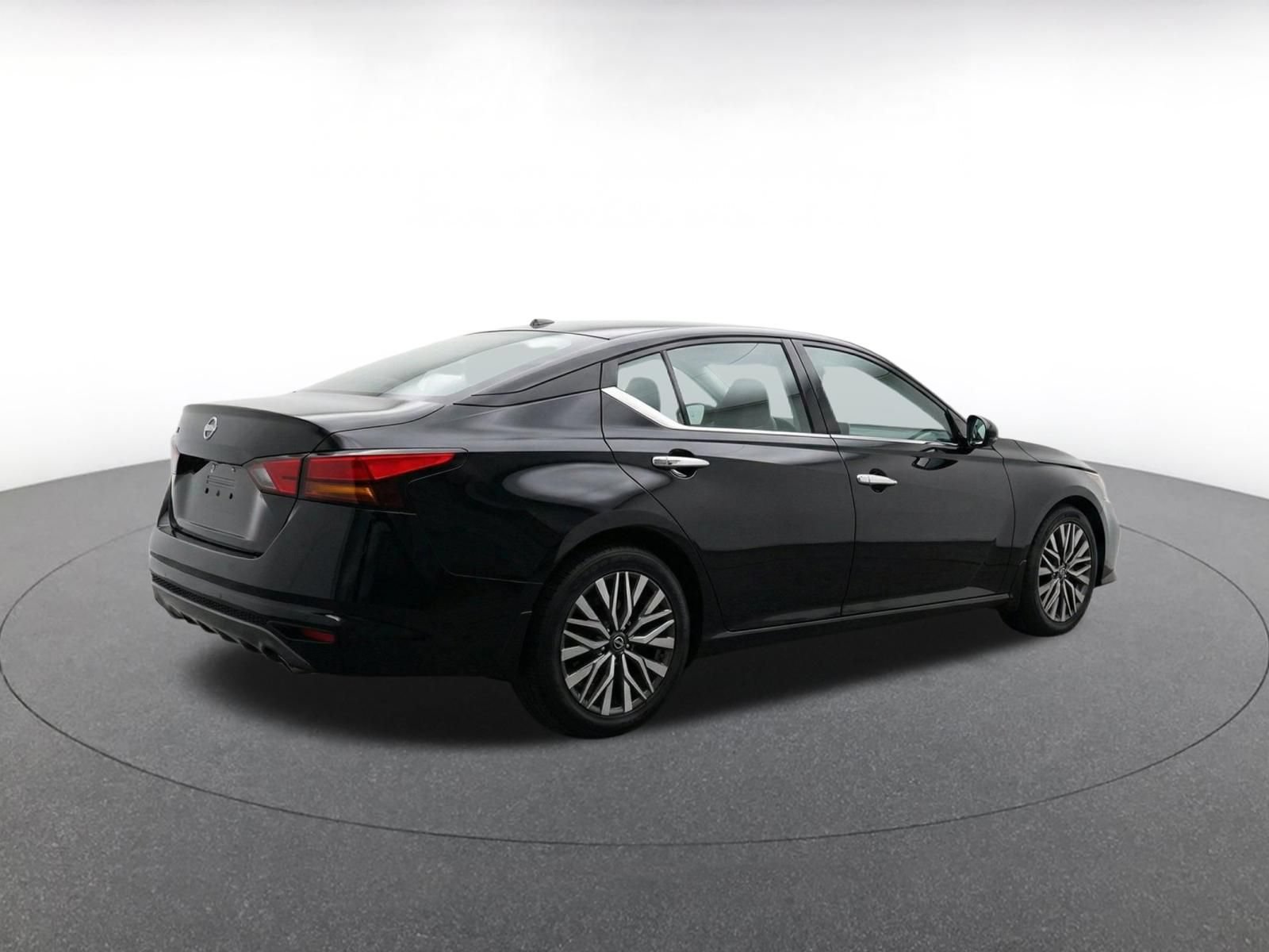 Used 2025 Nissan Altima 2.5 SV FWD image 13