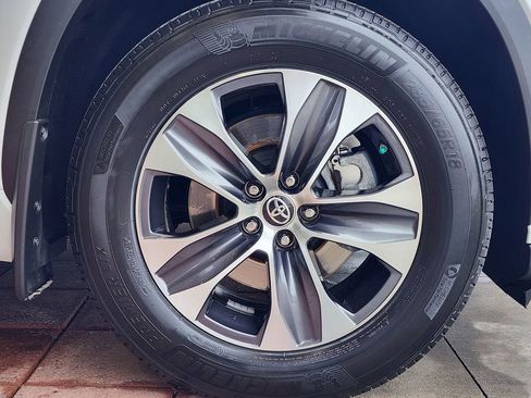 Used 2023 Toyota Highlander XLE image 4