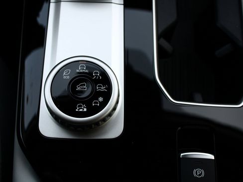 New 2025 Mitsubishi Outlander SE image 24