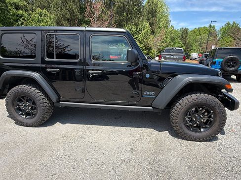 Used 2025 Jeep Wrangler Willys AWD/4WD image 7