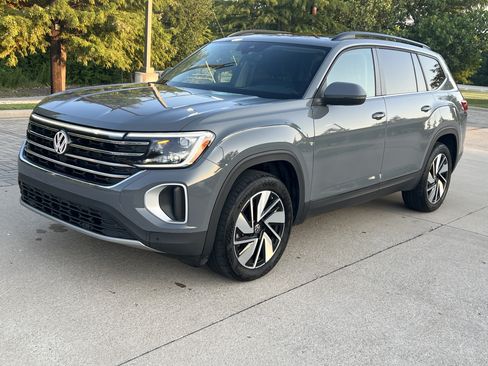 Used 2025 Volkswagen Atlas SE w/ Panoramic Sunroof Package FWD image 3