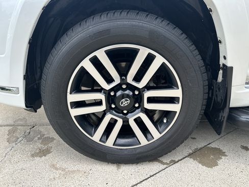 Used 2018 Toyota 4Runner Limited AWD/4WD image 31