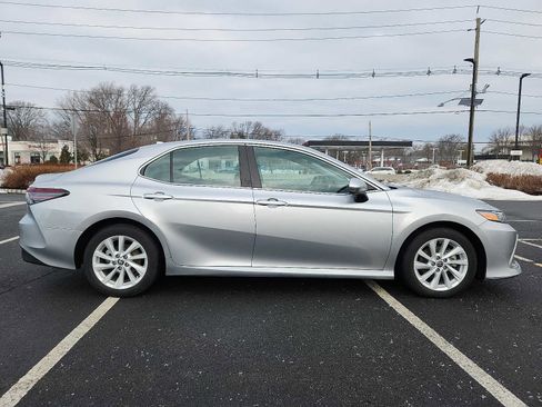 Used 2022 Toyota Camry LE image 7