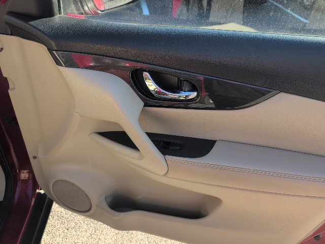 Used 2017 Nissan Rogue SV AWD/4WD image 11