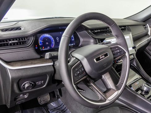 New 2026 Jeep Grand Cherokee Altitude image 3