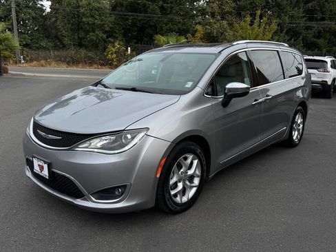 Used 2020 Chrysler Pacifica Limited FWD image 3