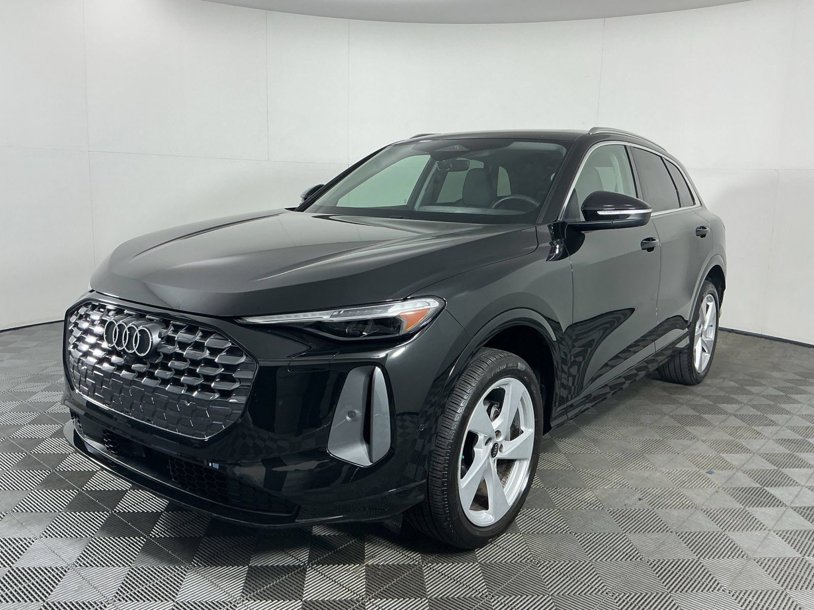 Used 2025 Audi Q5 Premium Plus w/ Premium Plus AWD/4WD image 3