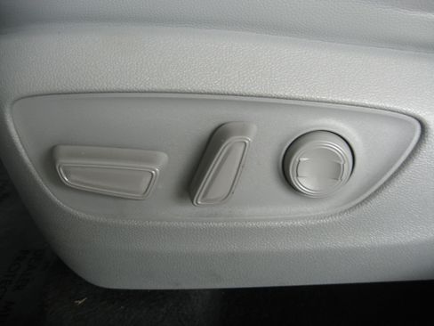 Used 2022 Toyota Highlander XLE image 14